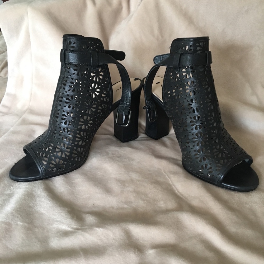 EUC Via Spiga Black Fleura peak toe bootie heals